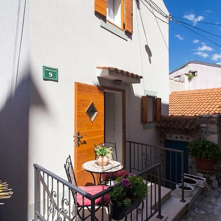 Holiday Home Smokovec Vrbnik Exterior foto